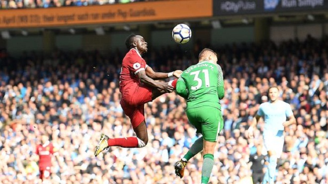 Gary Neville bất ngờ 'bênh' Mane, mắng trọng tài phá hủy trận Man City - Liverpool