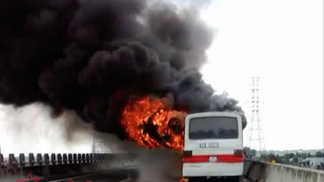 Xe khách 50 chỗ cháy trơ khung trên cao tốc TP Hồ Chí Minh – Trung Lương