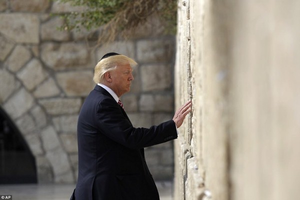 Tổng thống Donald Trump và vợ con cầu nguyện bên Bức tường Than khóc