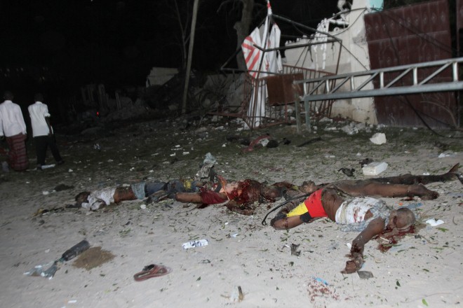 Đánh bom liều chết ở thủ đô Somalia, các tay súng giữ 20 con tin
