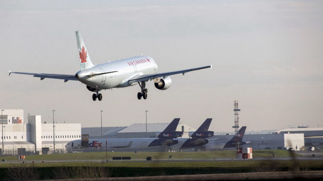 Máy bay Air Canada suýt hạ cánh đè lên 4 phi cơ