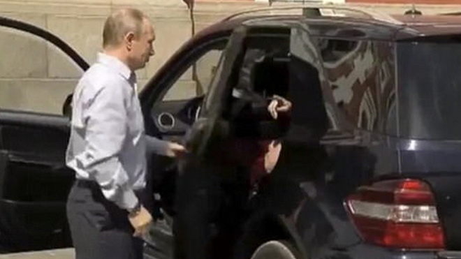 Danh tính bất ngờ của 'người phụ nữ váy đỏ' ngồi sau xe Tổng thống Putin