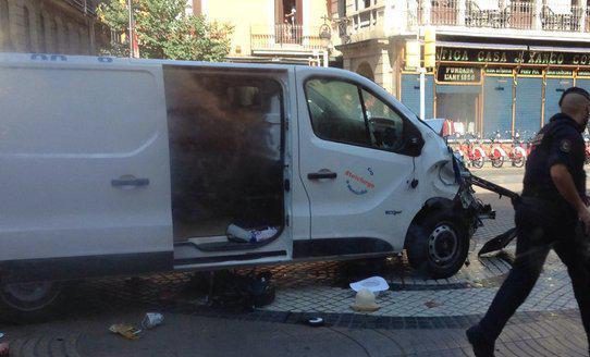 Xe tải lao vào đám đông ở Barcelona, IS nhận trách nhiệm, đã xảy ra nổ súng