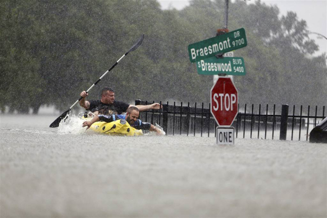 VIDEO: Siêu bão tàn phá Houston, đường phố thành sông, nhà ngập tận nóc