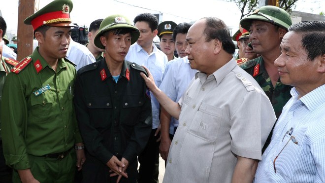 Thủ tướng Nguyễn Xuân Phúc thị sát, chỉ đạo khắc phục hậu quả bão số 10 tại Hà Tĩnh 