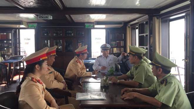 Quảng Ninh tăng cường quản lý, đổi mới dịch vụ du lịch trên vịnh Hạ Long 