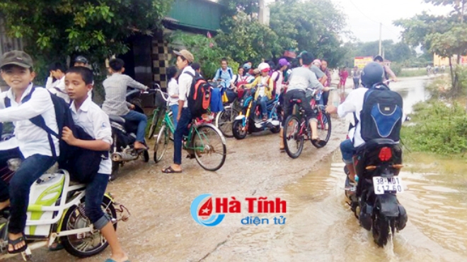Trong tâm áp thấp nhiệt đới: Hơn 300 ngàn học sinh Hà Tĩnh nghỉ học tránh mưa bão