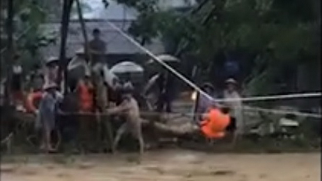VIDEO: Đu dây ngoạn mục giải cứu 31 người ở vùng lũ Yên Bái