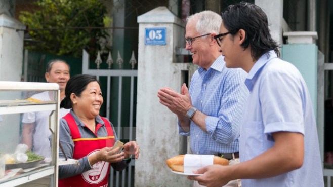 Thủ tướng Australia ăn bánh mỳ, chụp ảnh selfie với người dân trên phố Đà Nẵng