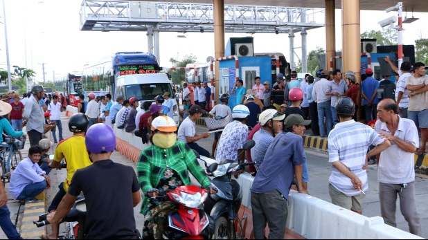 Tài xế phản đối, BOT Sóc Trăng kẹt xe, tê liệt 4 tiếng đồng hồ