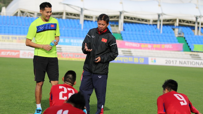 HLV Hoàng Anh Tuấn dễ tính, U20 Việt Nam cười thả ga với bài tập ném bóng