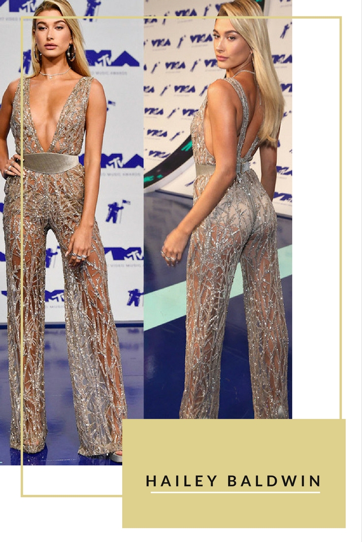 Chân dài 20 tuổi Hailey Baldwin diện jumpsuit màu ánh bạc xẻ ngực sâu tại lễ trao giải âm nhạc VMAs 2017