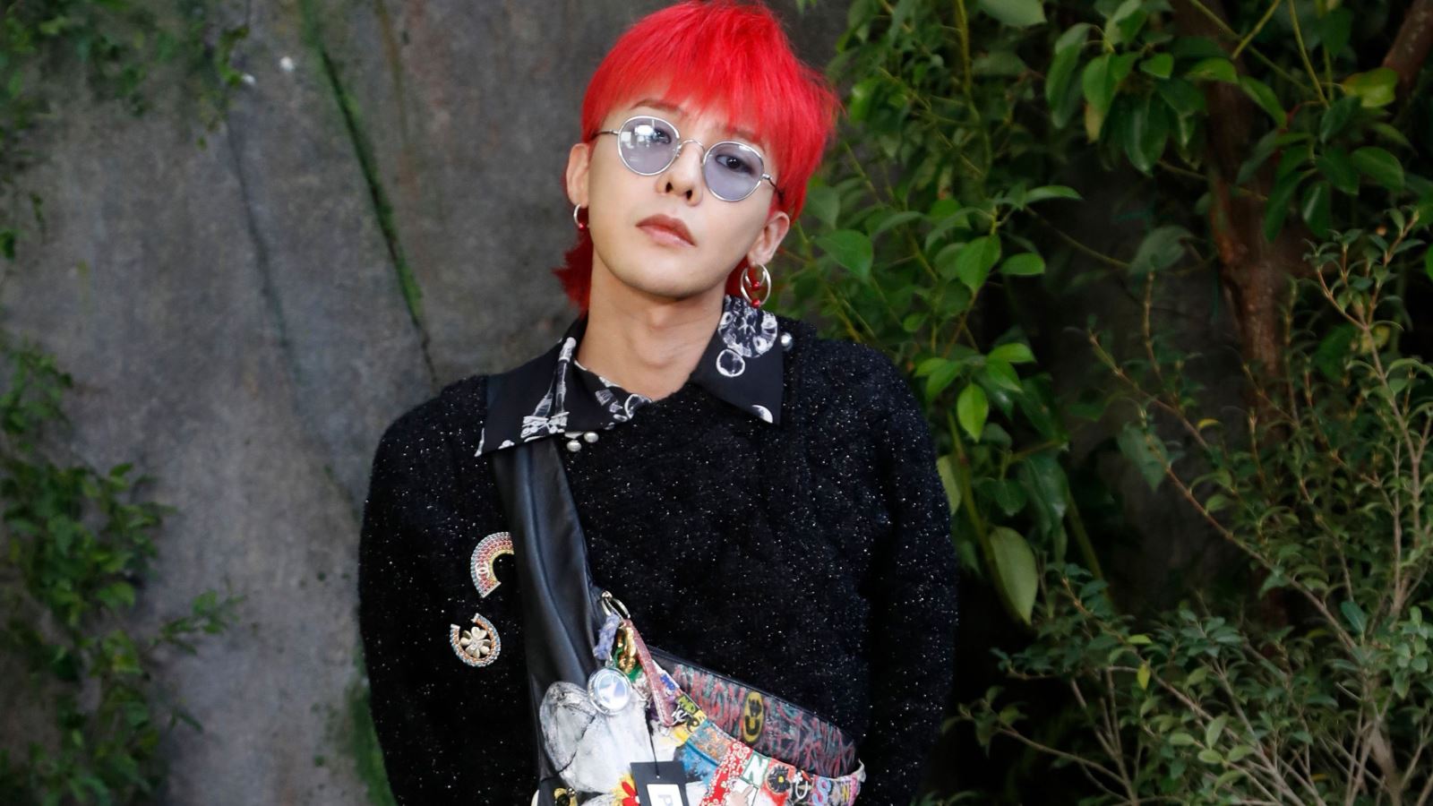 G-Dragon mặc đồ nữ nhuộm tóc đỏ nổi bật tại Paris Fashion Week 2017