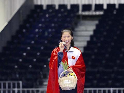 Cẩm Lành nhận huy chương tại SEA Games 29. Ảnh: NV