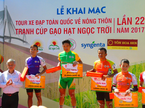 Quàng Văn Cường thắng chặng đầu tiên Tour xe đạp toàn quốc Về nông thôn An Giang 2017. Ảnh: Quốc Tài