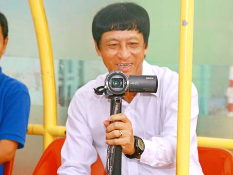 HLV Vũ Quang Bảo cho rằng trọng tài không công bằng với XSKT Cần Thơ trong trận hòa 1-1 với Hà Nội. Ảnh: Dương Thu