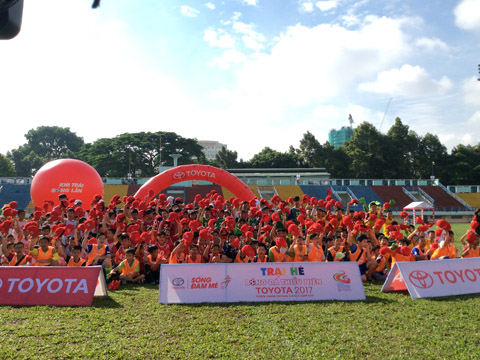 Hàng trăm em nhỏ tham dự thi tuyển Trại hè bóng đá thiếu niên Toyota 2017. Ảnh: Quang Liêm