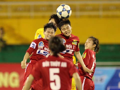 Hà Nội 1 (đỏ) luôn rất khó lường trong khi Phong Phú Hà Nam (vàng) có ưu thế sân nhà giải năm nay. Ảnh: Duy Anh