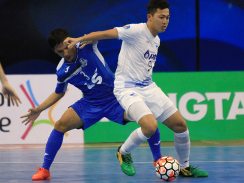 Futsal Việt Nam vẫn là cái bóng mờ của người Thái (áo trắng). Ảnh: Vương Anh