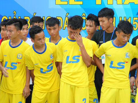 U15 SLNA nhận tấm HCĐ trong nước mắt. Ảnh: Quang Phương