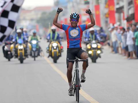 Tay đua gốc Hóc Môn Phạm Phát Đạt hoàn tất cuộc đua lịch sử ngay trên quê nhà trong ngày 23/11. Ảnh: B.M