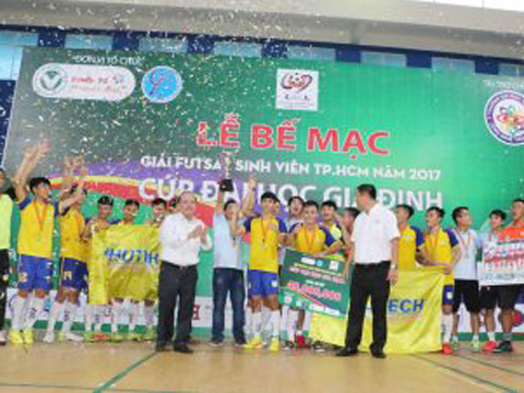 Đại học Hutech vô địch giải futsal sinh viên TP.HCM 2017 với số tiền thưởng lớn. Ảnh: BM