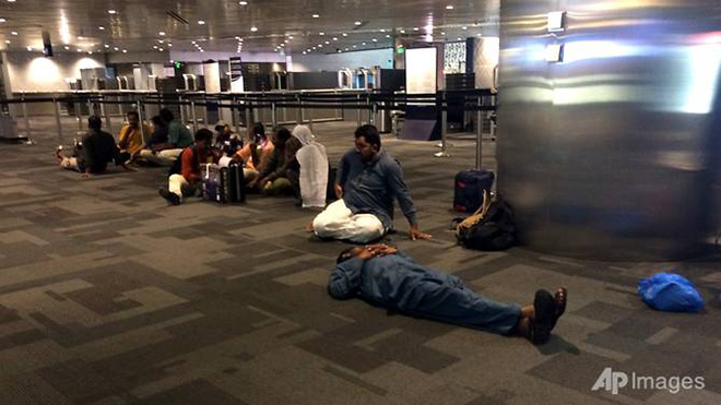 Bị hủy chuyến bất ngờ, hành khách đành phải chờ ở Sân bay Quốc tế Hamad, Qatar.