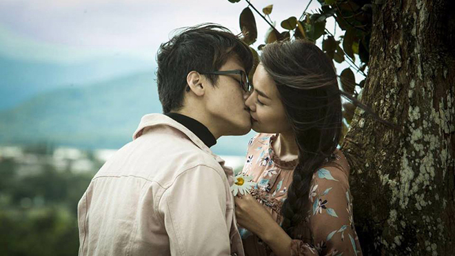 Fan ngây ngất với nụ hôn ngọt lịm của Hà Anh Tuấn với Thanh Hằng