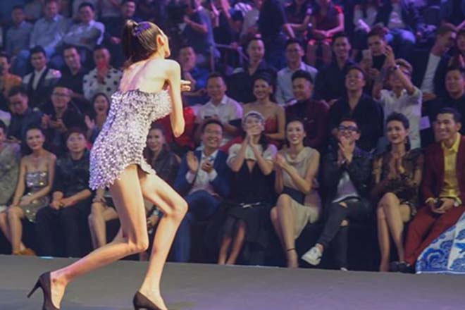 &lsquo;Kh&ocirc;ng thể cấm Cao Ng&acirc;n biểu diễn chung kết Next Top chỉ v&igrave;&hellip; sụt c&acirc;n&rsquo; - Ảnh 1.