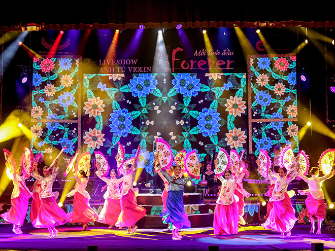 Cho&aacute;ng ngợp trước vẻ ho&agrave;nh tr&aacute;ng của liveshow Anh T&uacute; Mối t&igrave;nh đầu - Forever - Ảnh 4.