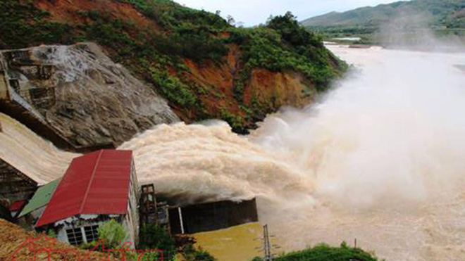 Áp thấp nhiệt đới: Mưa lớn gây vỡ đập, sạt lở đất lấp nhà dân tại Hà Tĩnh