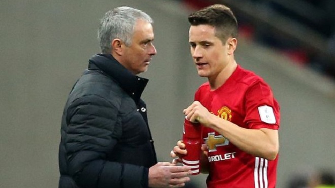 CĐV Man United CẦU XIN Mourinho trao băng đội trưởng cho Herrera