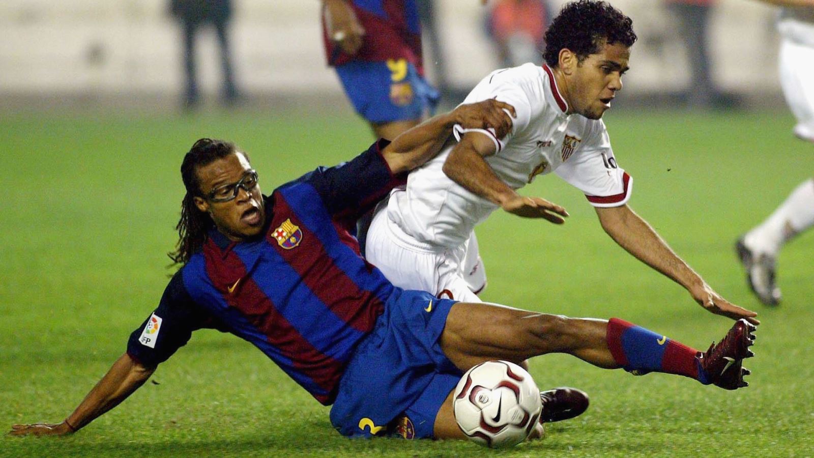 Edgar Davids tranh chấp bóng với Alves