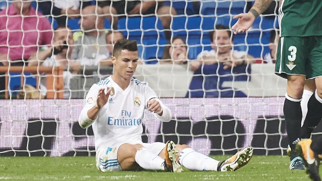 Ronaldo 'trượt vỏ chuối', dứt điểm siêu tệ trong ngày Real thua sốc Betis