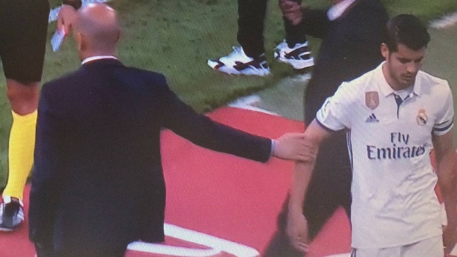 Zidane thiên vị Benzema, Morata bất mãn, sắp rời Real Madrid