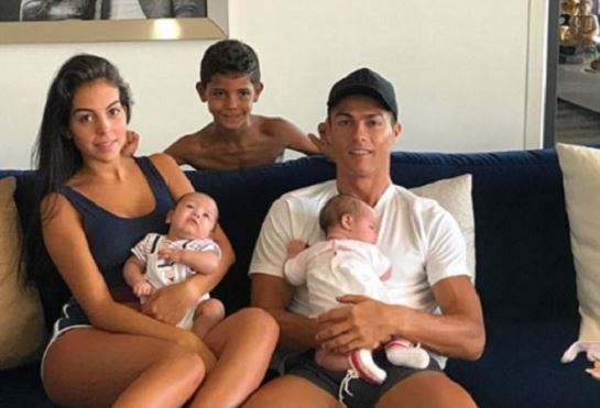 Thụ án treo giò, Cristiano Ronaldo dành trọn thời gian bên gia đình nhỏ