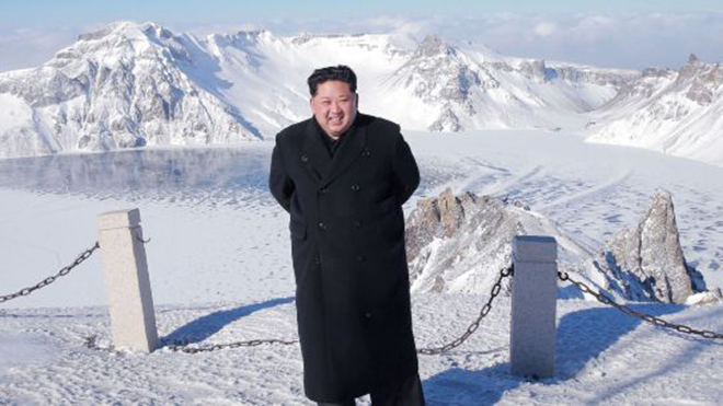 Ông Kim Jong-un leo núi thiêng Paektu mừng vụ phóng thử thành công tên lửa ICBM