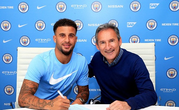 Kyle Walker chính thức tới Man City, trở thành hậu vệ đắt giá nhất thế giới