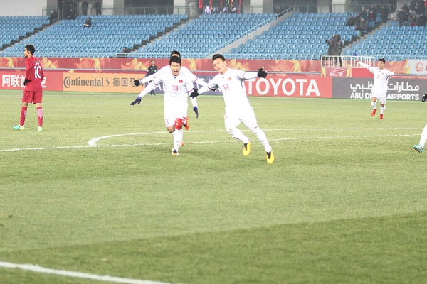 VIDEO: Vỡ òa với bàn thắng gỡ hòa của Quang Hải trước U23 Qatar