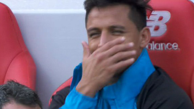 Giải mã điệu cười bí hiểm của Sanchez trong trận thảm bại của Arsenal trước Liverpool