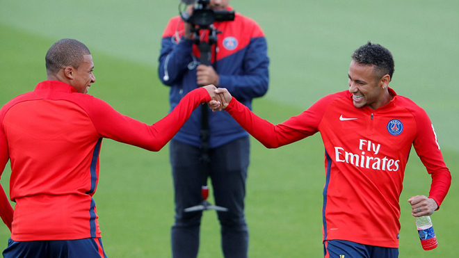 Bộ đôi đắt nhất thế giới Mbappe và Neymar thân thiết trong lần đầu tập chung ở PSG