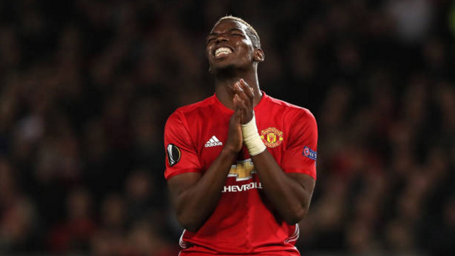 Fan Man United 'kêu trời' trước tình huống siêu vô duyên của Pogba