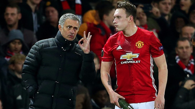 Mourinho nói gì về Phil Jones sau 3 trận đầu tiên cùng M.U?