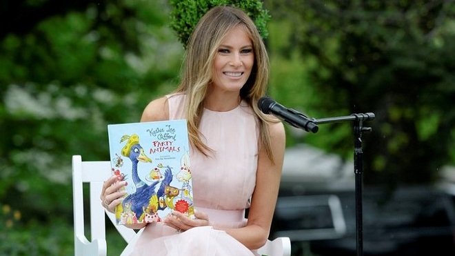 Bà Melania Trump tặng sách, thủ thư từ chối một cách thâm sâu