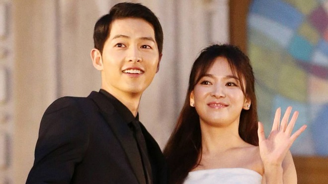 Song Joong Ki và Song Hye Kyo tình tứ cùng nhau trên bìa tạp chí