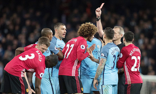 Fellaini đá quá tệ, bị đuổi vì húc đầu Aguero ở derby, fan lại kêu gào đòi bán