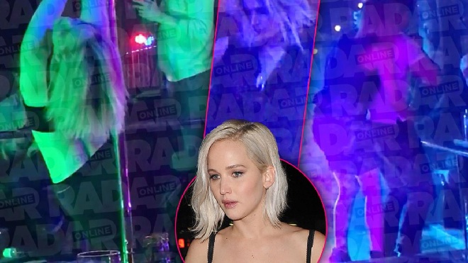 Video: Jennifer Lawrence 'quậy tưng' ở bar, cởi đồ vì say xỉn