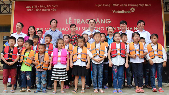 Thanh Hóa trao tặng 1.000 cặp phao cứu sinh cho các em học sinh vùng cao