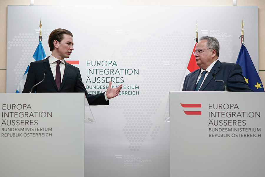 Những khoảnh khắc ngoại giao cân não của 'thần đồng chính trị', Thủ tướng Áo tương lai Sebastian Kurz