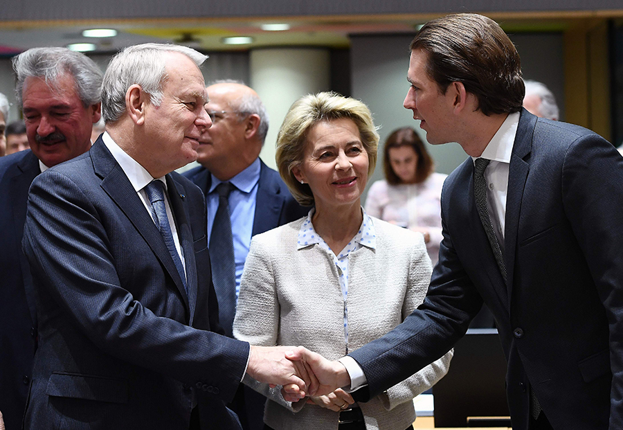 Những khoảnh khắc ngoại giao cân não của 'thần đồng chính trị', Thủ tướng Áo tương lai Sebastian Kurz